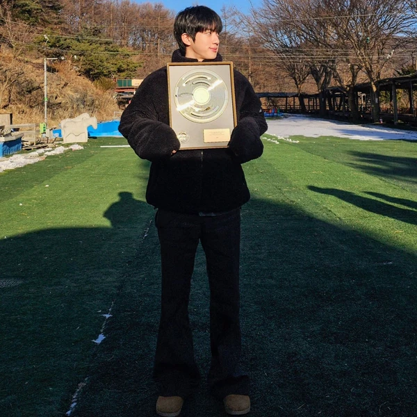 Foto Populer Penuh Cinta untuk Jin (BTS)