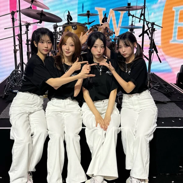 Signature photo of QWER capturing their charm