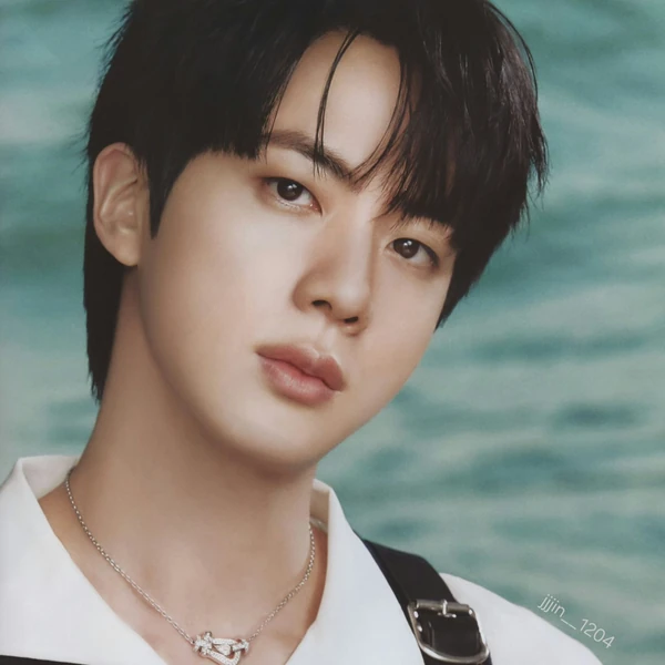 Foto perwakilan Jin (BTS) yang penuh pesona