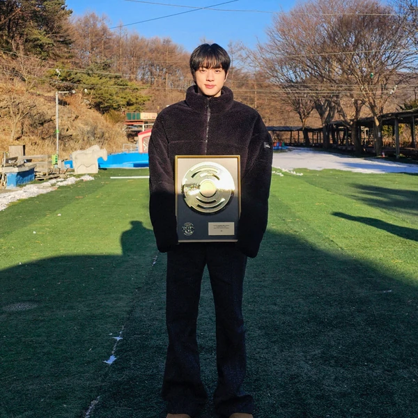 Foto perwakilan Jin (BTS) yang bersinar hari ini di Choeaedol