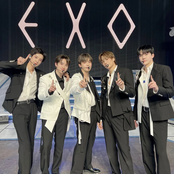 Foto Populer Penuh Cinta untuk EXO