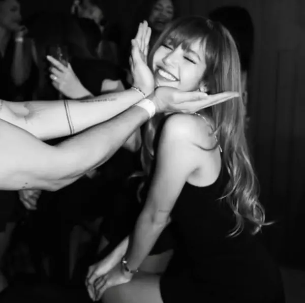 Foto Populer Penuh Cinta untuk Lisa (BLACKPINK)