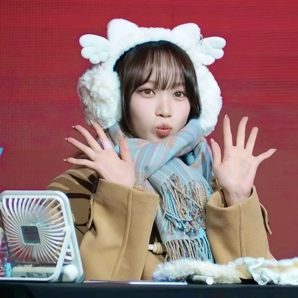 Foto Populer Penuh Cinta untuk Kim Chaewon (LE SSERAFIM)