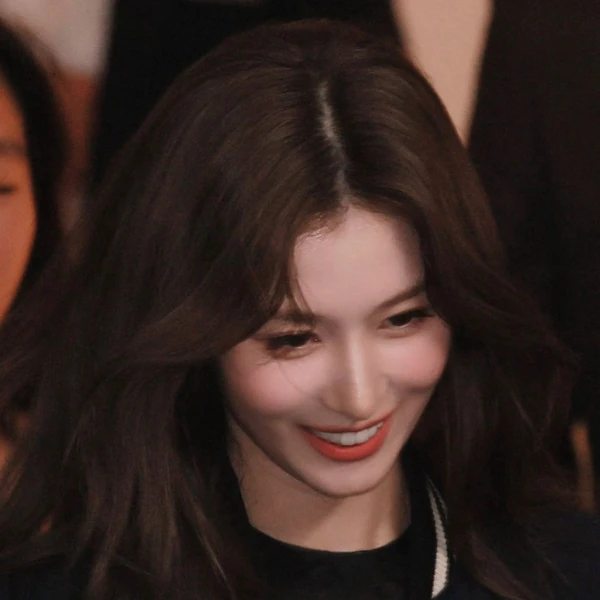 Penampilan Sana (TWICE) yang Paling Dicintai Hari Ini