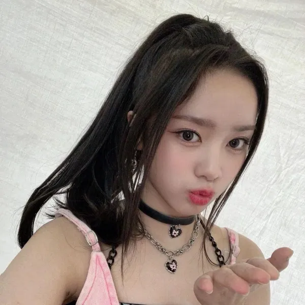 Foto Populer Penuh Cinta untuk Elisia (UNIS)