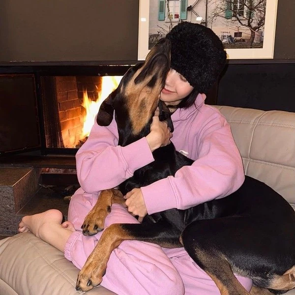 리사 (BLACKPINK) 팬심 가득한 인기 사진