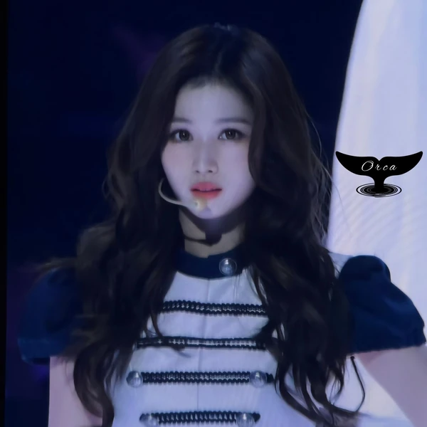 Foto Populer Penuh Cinta untuk Sana (TWICE)