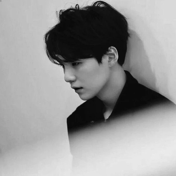 오늘 가장 사랑받은 슈가 (방탄소년단)의 모습