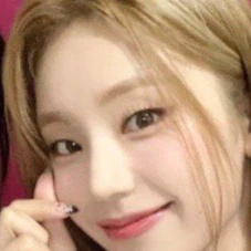 今天最受喜爱的彩领 (ITZY)