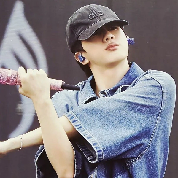 Foto profil Jin (BTS) yang disukai penggemar