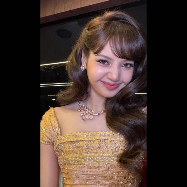 Foto Populer Penuh Cinta untuk Lisa (BLACKPINK)