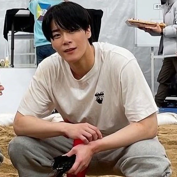 오늘 가장 사랑받은 문빈 (아스트로)의 모습