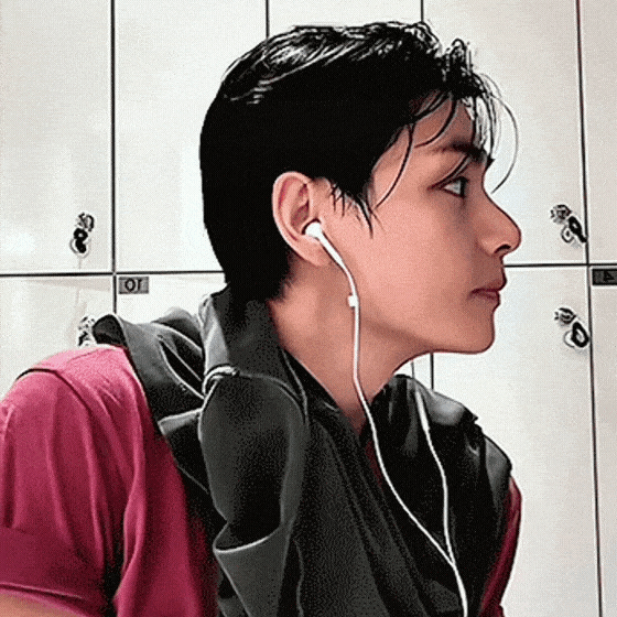 Postingan banner juara 1 V (BTS) buatan penggemar