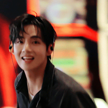 투표로 선정된 뷔 (방탄소년단)의 인기 프로필 이미지