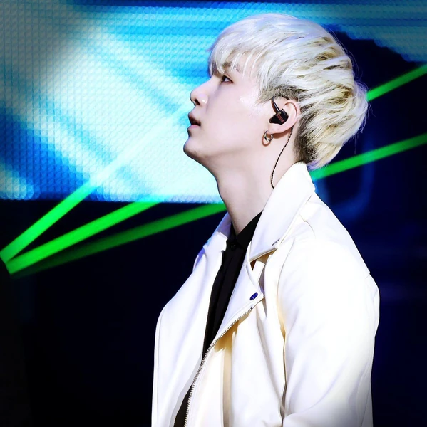 오늘 가장 사랑받은 슈가 (방탄소년단)의 모습