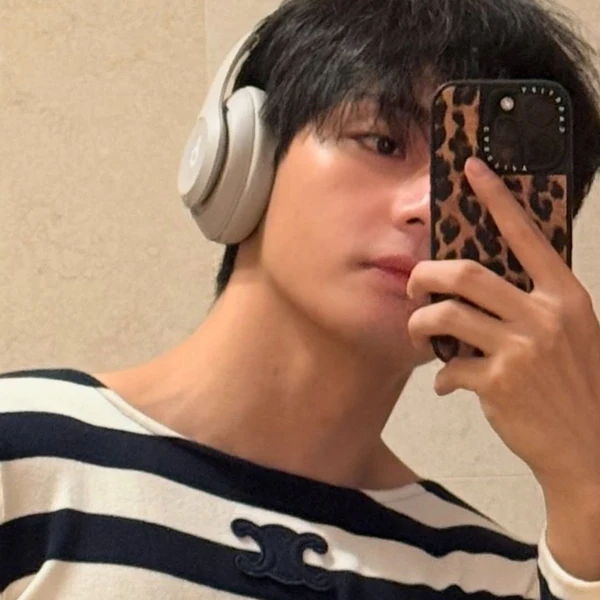 뷔 (방탄소년단) 팬심 가득한 인기 사진