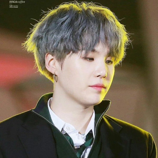 Penampilan SUGA (BTS) yang Paling Dicintai Hari Ini