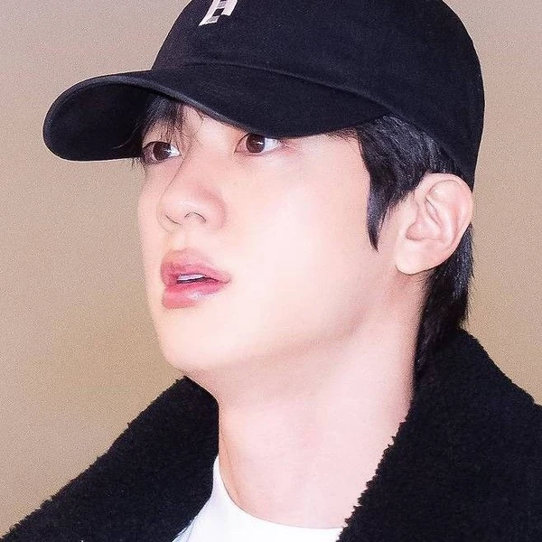 오늘 가장 사랑받은 진 (방탄소년단)의 모습