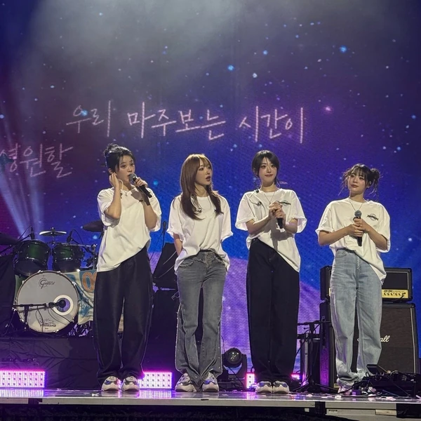 Signature photo of QWER capturing their charm