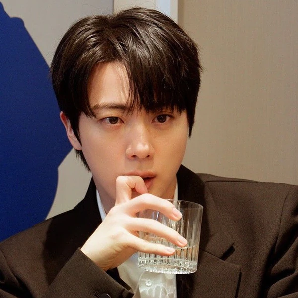 Penampilan Jin (BTS) yang Paling Dicintai Hari Ini