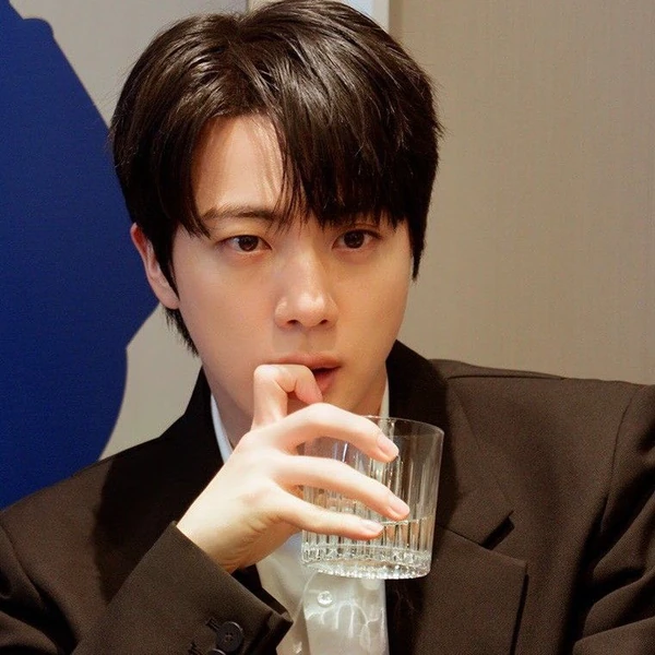 Penampilan Jin (BTS) yang Paling Dicintai Hari Ini
