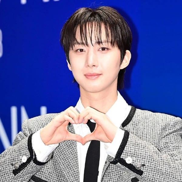 Top Photo Full of Hui (PENTAGON) Love