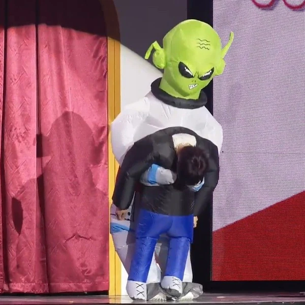 오늘 가장 사랑받은 진 (방탄소년단)의 모습