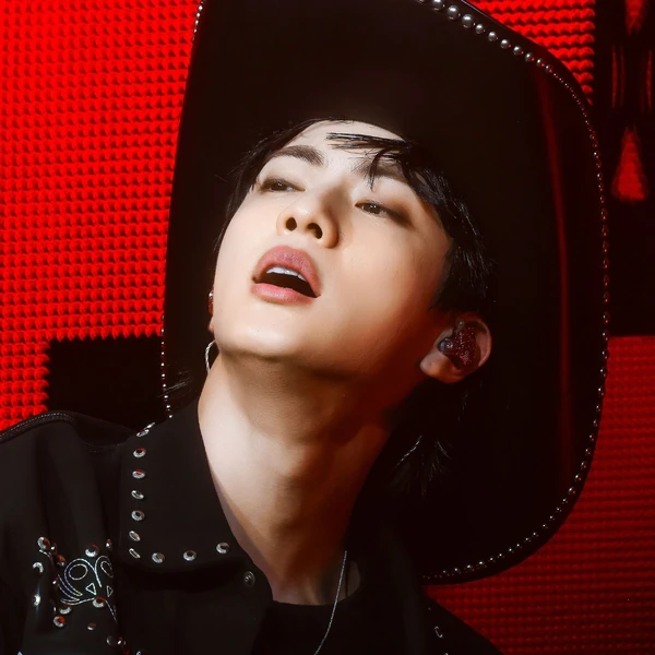 오늘 가장 사랑받은 진 (방탄소년단)의 모습