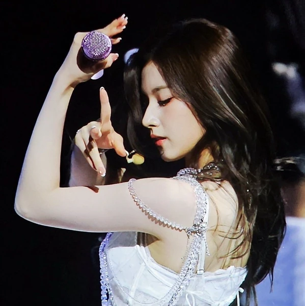 Foto Populer Penuh Cinta untuk Sana (TWICE)