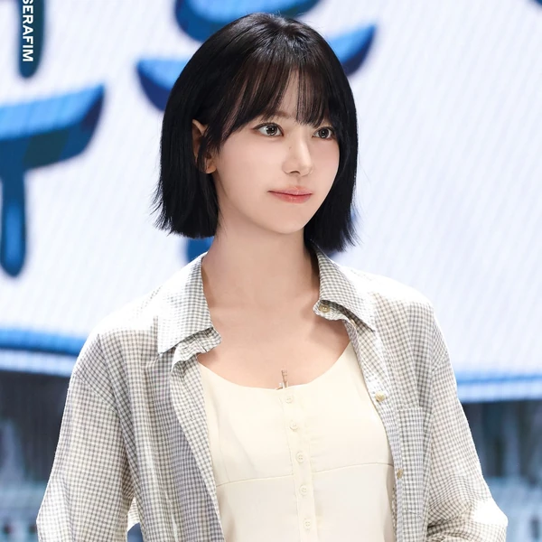 Signature photo of 宮脇咲良 (LE SSERAFIM) capturing their charm