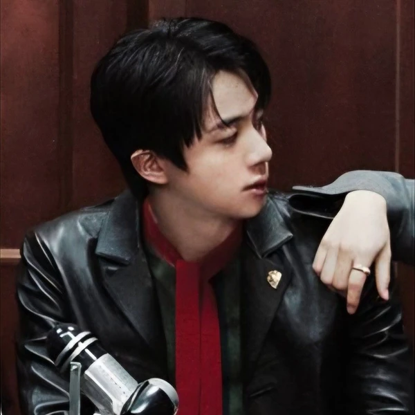Foto Populer Penuh Cinta untuk Jin (BTS)