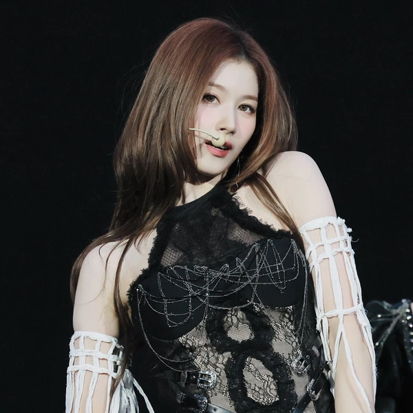 오늘 가장 사랑받은 사나 (TWICE)의 모습