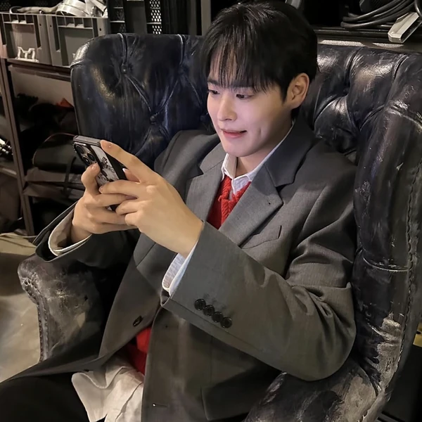 Signature photo of 崔秉燦 capturing their charm