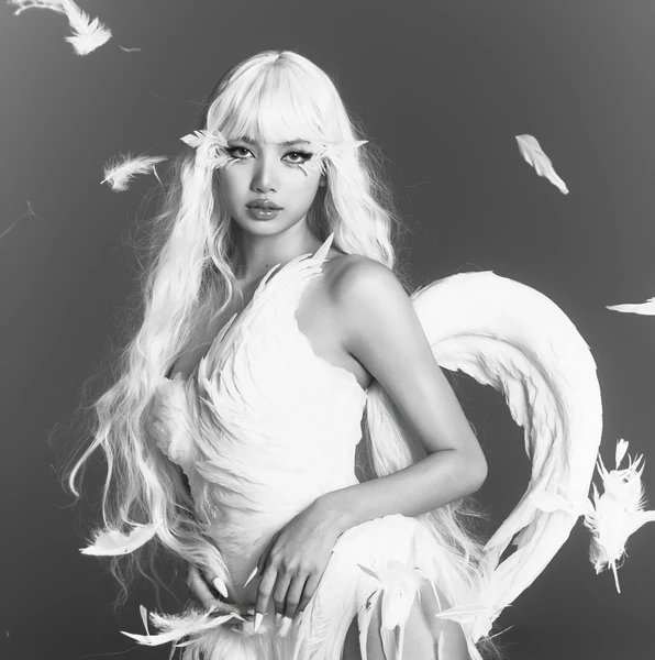 充满粉丝爱意的Lisa (BLACKPINK)人气照片