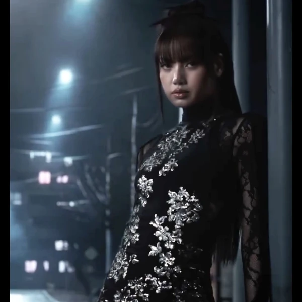 充满粉丝爱意的Lisa (BLACKPINK)人气照片