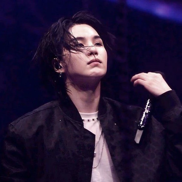 Penampilan SUGA (BTS) yang Paling Dicintai Hari Ini