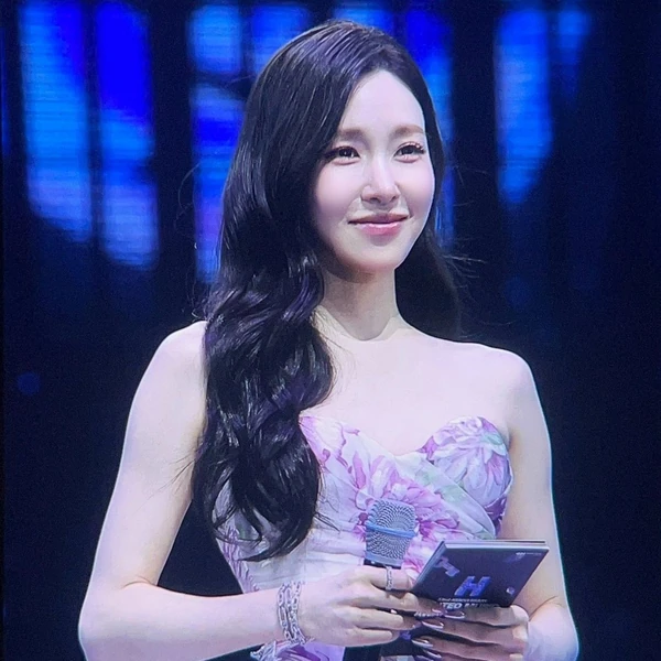 Signature photo of Tiffany Young (少女時代) capturing their charm