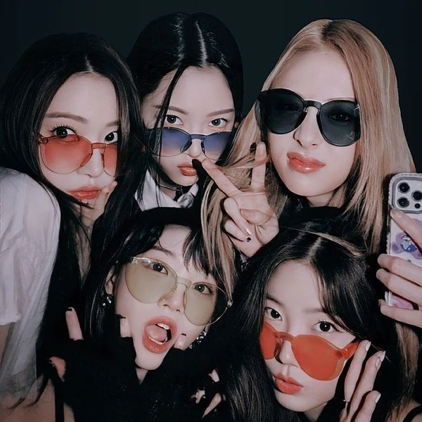 Today's Most Loved LE SSERAFIM