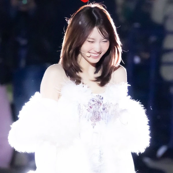 Foto Populer Penuh Cinta untuk Momo (TWICE)