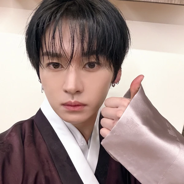 Today's Most Loved Lee Know (Stray Kids)