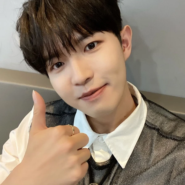 오늘 최애돌에서 빛나는 김재환의 대표 사진