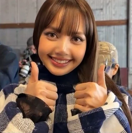 Foto Populer Penuh Cinta untuk Lisa (BLACKPINK)