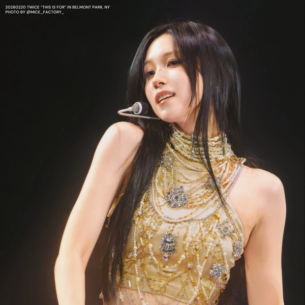 Foto Populer Penuh Cinta untuk Mina (TWICE)