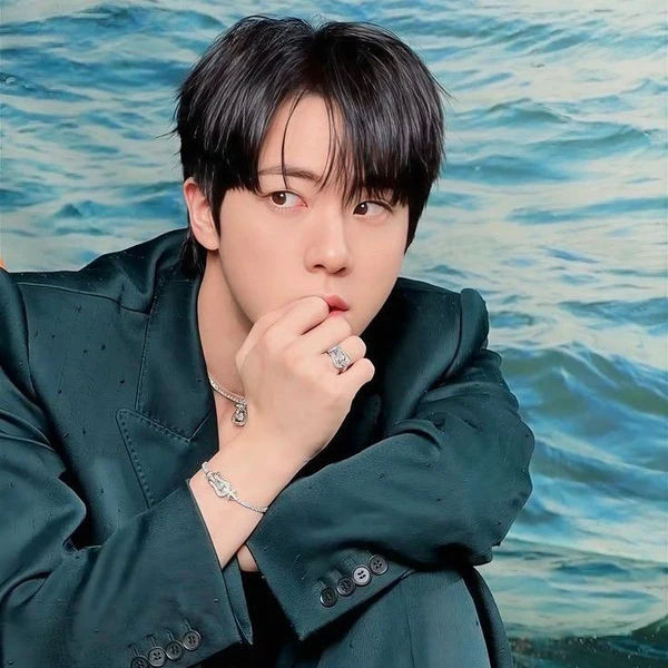 오늘 가장 사랑받은 진 (방탄소년단)의 모습