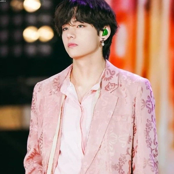 오늘 가장 사랑받은 뷔 (방탄소년단)의 모습