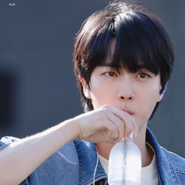 Penampilan Jin (BTS) yang Paling Dicintai Hari Ini