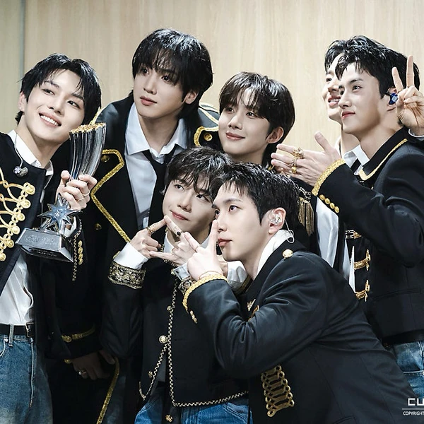 Top Photo Full of PENTAGON Love