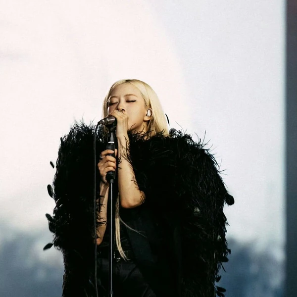 Foto Populer Penuh Cinta untuk ROSÉ (BLACKPINK)