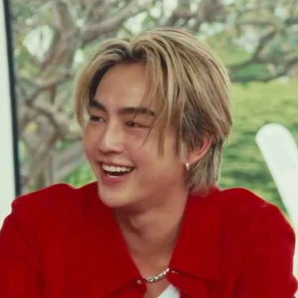 Signature photo of 하트 (BUS) capturing their charm