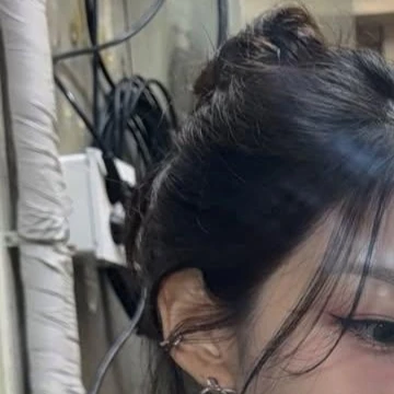 Signature photo of Jeong Yein (Lovelyz) capturing their charm